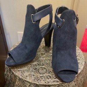 Marc Fisher Size 8M Navy Suede Open Toe Heel Like New